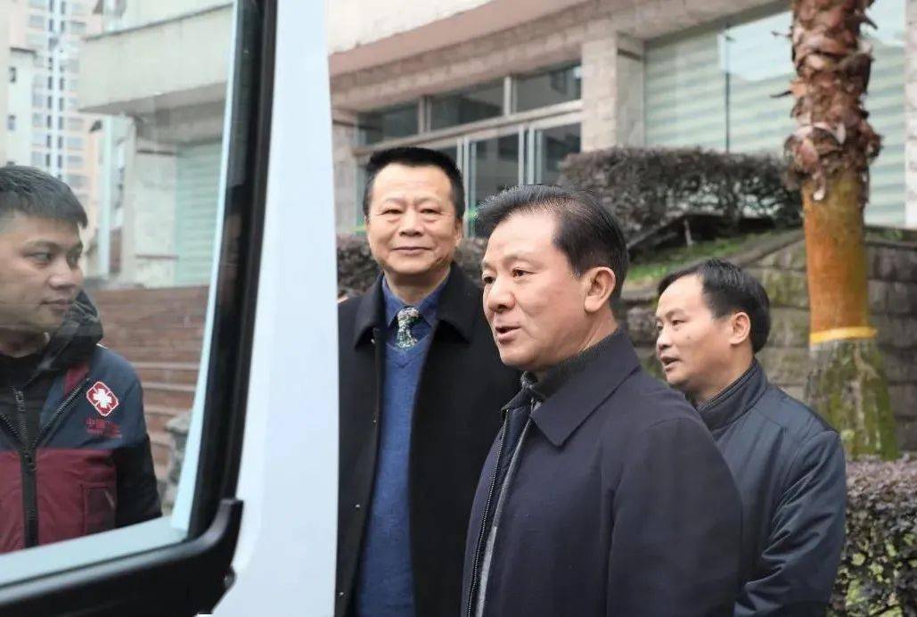 都匀市举行疫情防控救护车辆授车仪式,随着黔南州委常委,市委书记