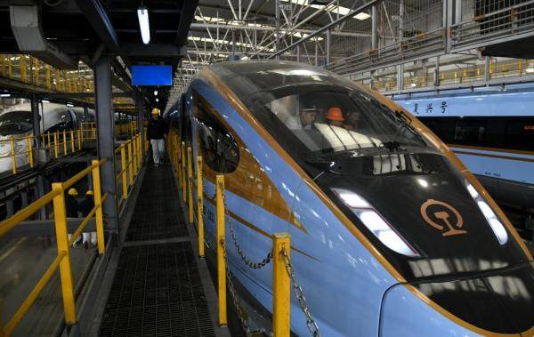 中国铁路西安局集团有限公司工作人员在cr300bf型"复兴号"动车组上