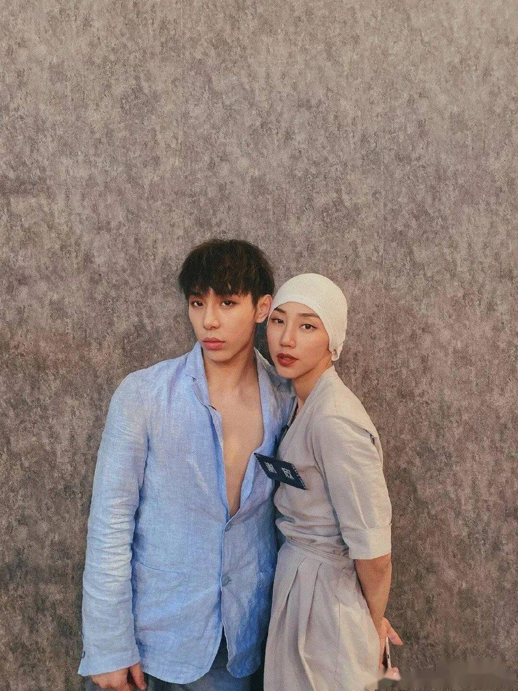 都喜欢谢欣和陈添,来看看这两位有多像吧,傻傻分不清楚啊~_手机搜狐网