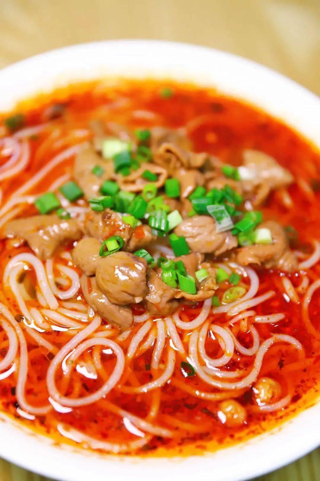 专治肥肠中毒爱好者的肥肠米线,狂热粉一定不能放过,筷子挑起米线夹着