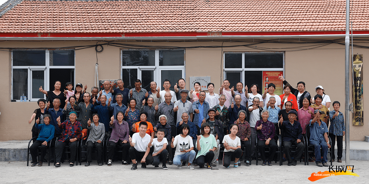 横山岭村村民合影俯瞰横山岭村.俯瞰横山岭村冷水鱼养殖厂.