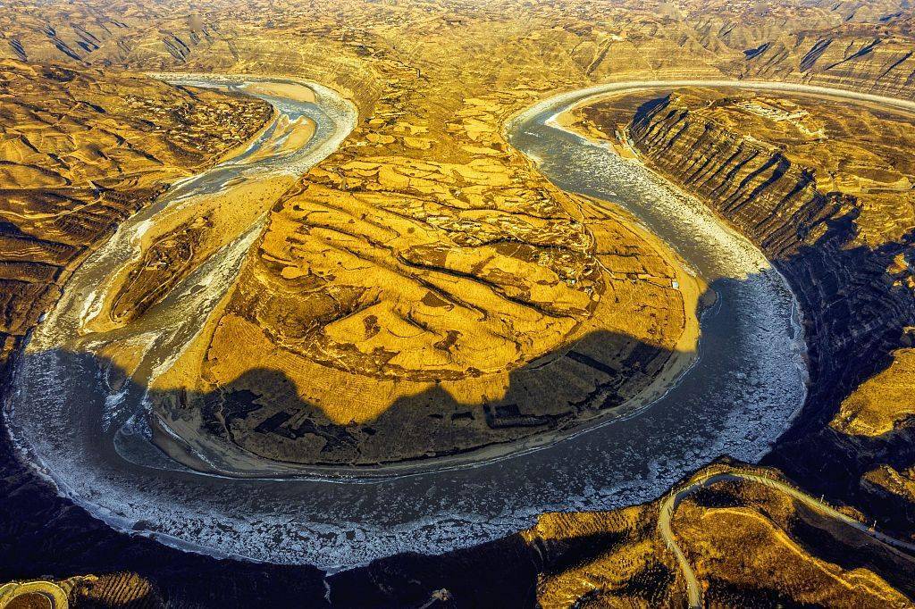 陕西延安:黄河出现流凌 实拍乾坤湾壮观场景