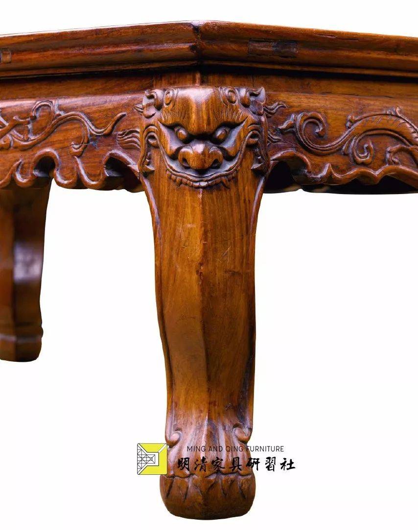 【虎爪抓珠】《则例》语.家具腿足下端雕兽爪攫球状物.