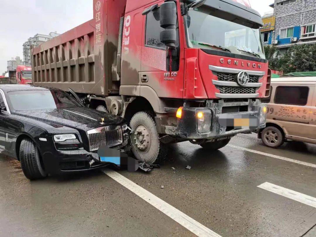 天价车祸!自贡一豪车撞上大货车,司机当场哭了!