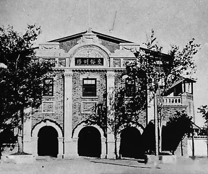 张謇在家乡南通创办了中国第一所戏曲学校——伶工学社,并由他亲任