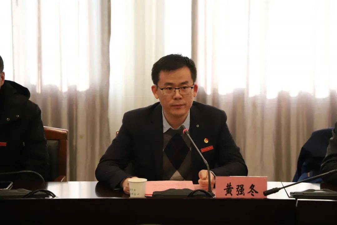 12月15日下午,张永奇等9名同学从校长孙兴洋手中接过聘书,正式开始了