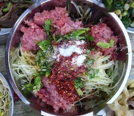 保山不同地方的年猪饭凉拌"红生"的食材也不尽相同,有用水腌菜拌的