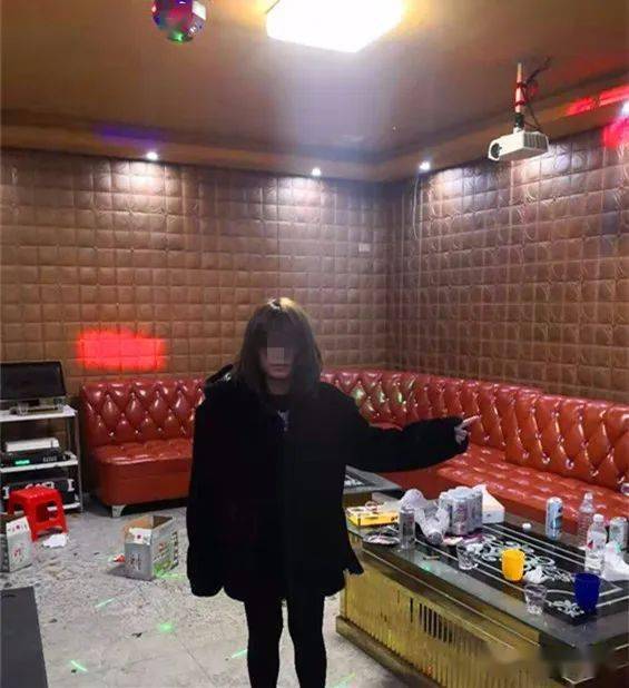 嫌疑人指认现场及其吸食的毒品当日,七星警方对吸食毒品的11名违法