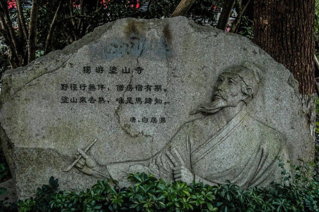 若是漫步上山,也许还能体会到千年前白居易路过此处时,"唯是马蹄知"的
