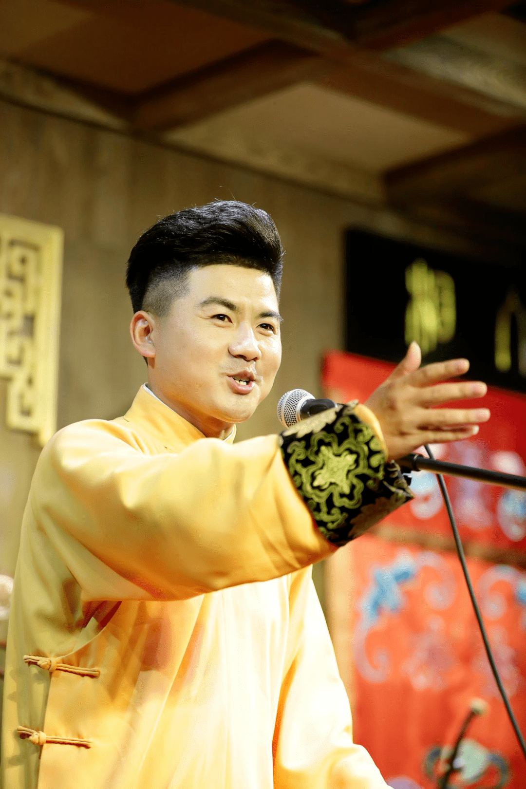 12月22日,空降建业喜来登酒店他,就是郭德纲得意弟子尹九宴一块醒目