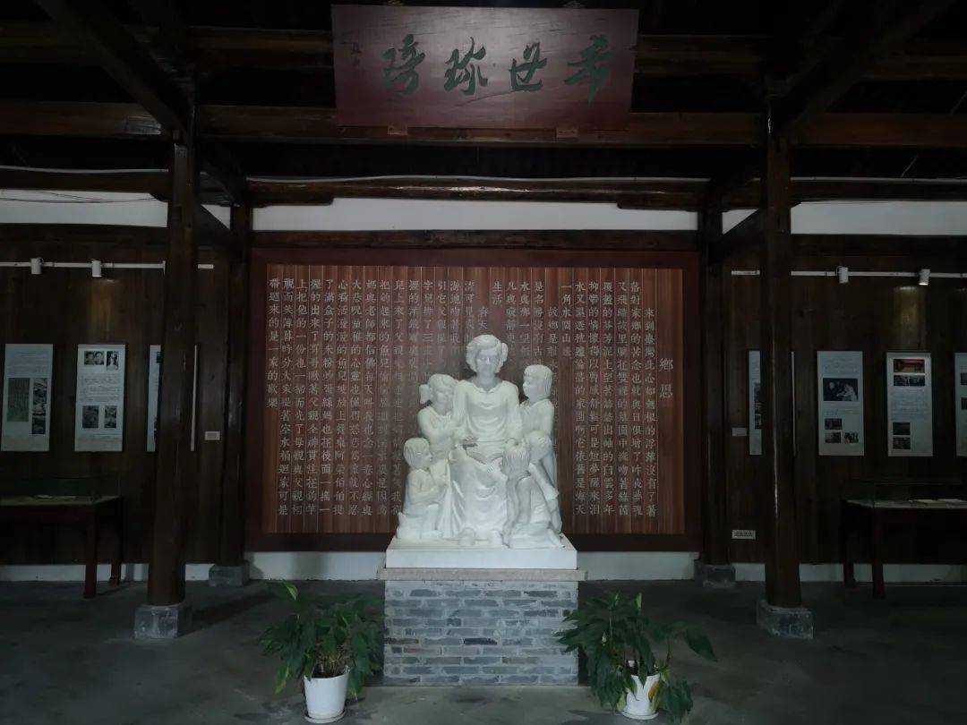 2002年10月8日,旅居美国的台湾著名女作家琦君偕丈夫李唐基,儿媳