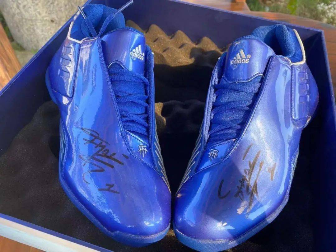 网友分享很幸运拿到麦迪亲笔签名的球鞋