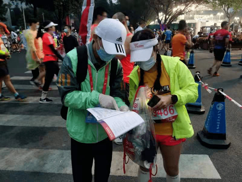 广工志愿者们一直竭尽所能来帮助选手们顺利参加2020广马,为选手们保