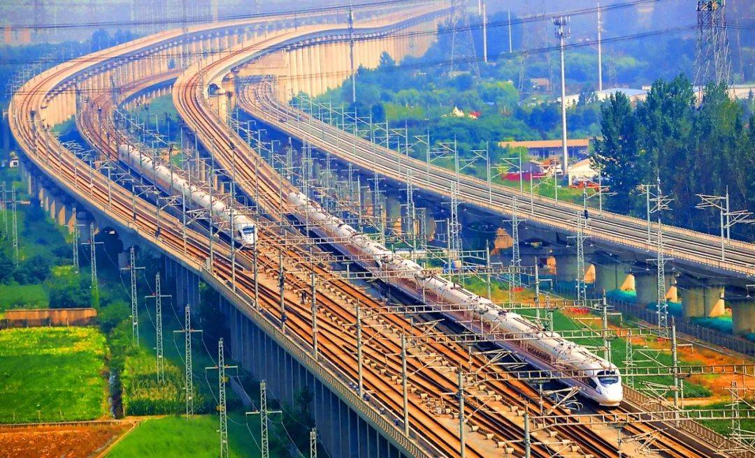 铁路作为国家重要基础设施,国民经济的大动脉和大众化交通工具,在综合
