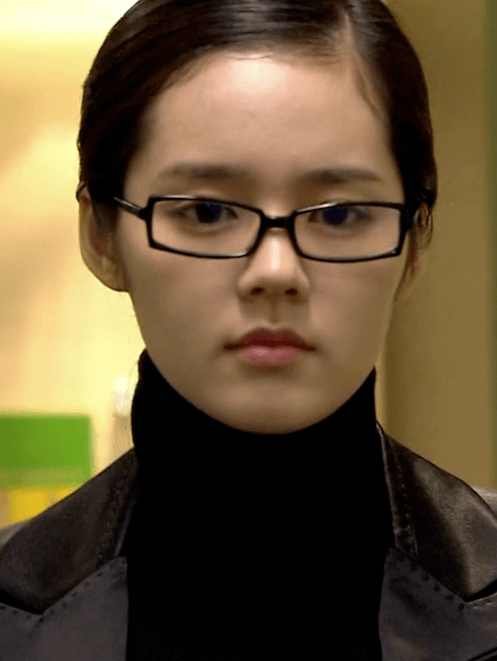 (图源电视剧《魔女幼熙》)二注重整体服装跟鞋,包,饰品穿搭的和谐