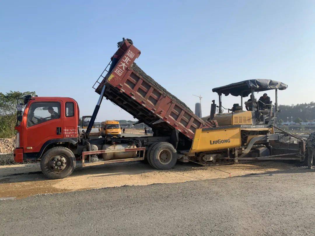 海建公司江西靖安项目园内四条路顺利完成水稳层摊铺