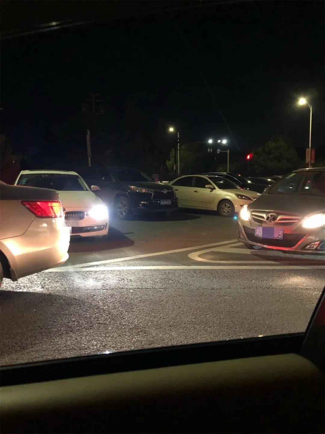 华维学校门口停车乱?坛友接送孩子一锅粥马路变停车场