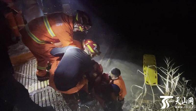 男子抄近道落入湖中 消防员砸冰涉水救人