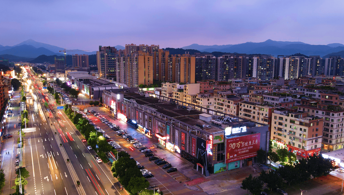 商圈内此前建成的欣荣宏广场汇集了大量知名消费品牌以及人气.