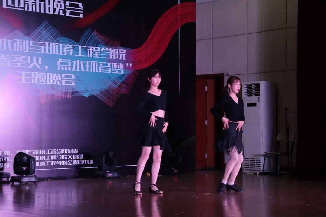 于婀娜的舞姿中…水工s20-1的孙瑾的歌曲《尘埃—我的爱像尘埃