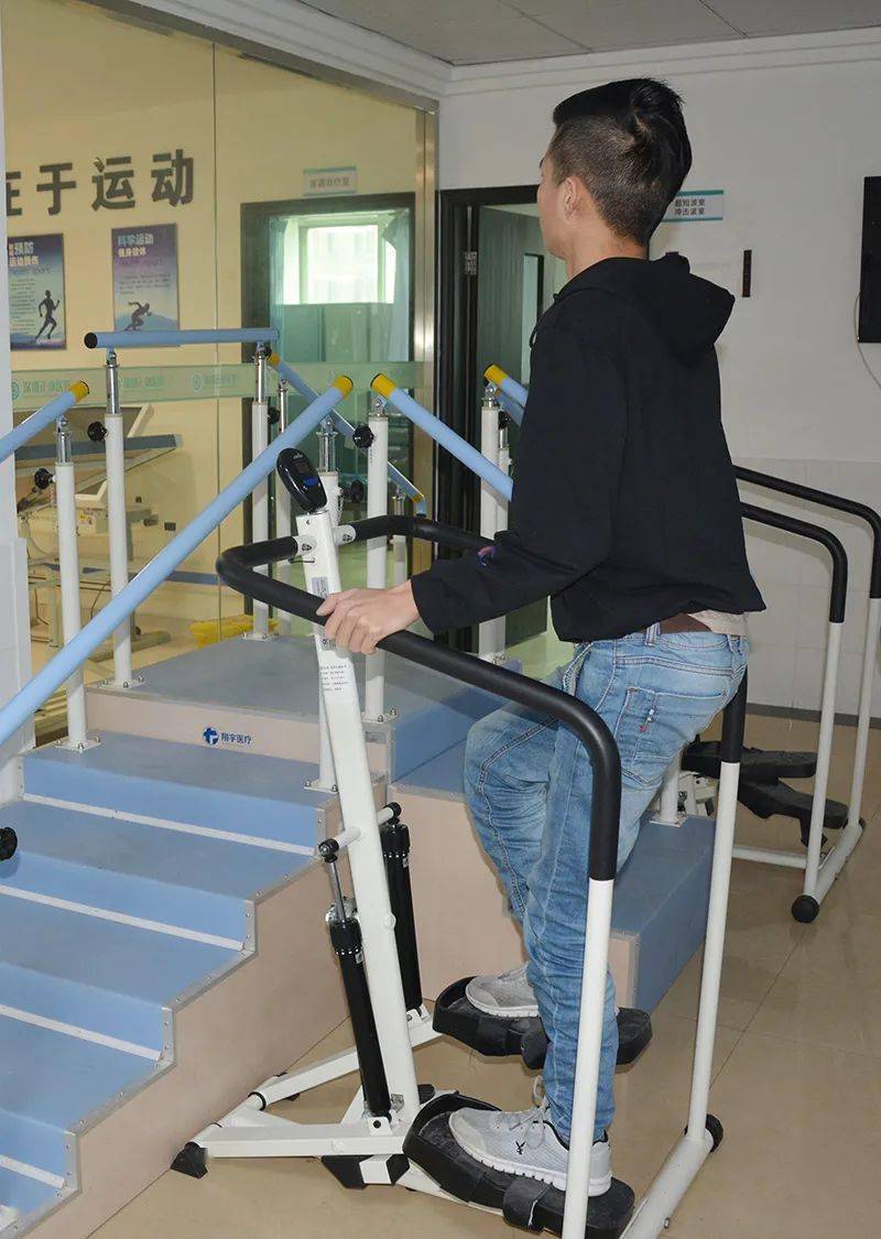 患者进行康复训练正康骨科专家介绍,马蹄内翻足,拇趾外翻等足畸形的