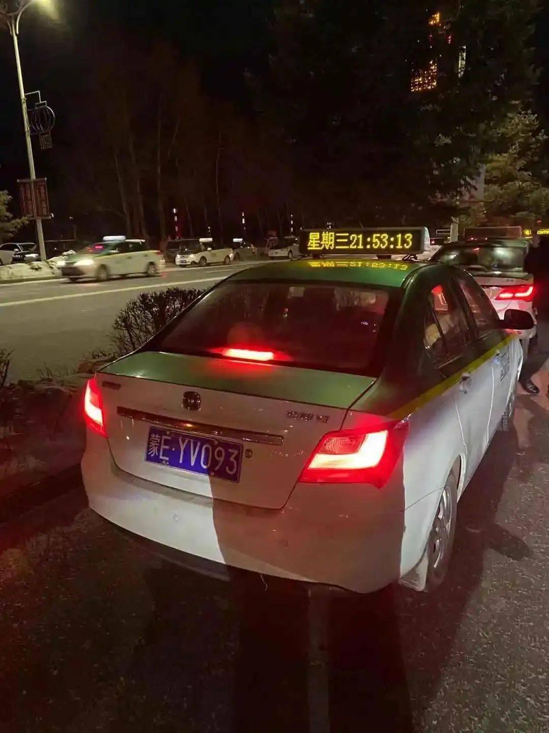 牙克石交警近期严厉整治出租车占道乱停的违法行为