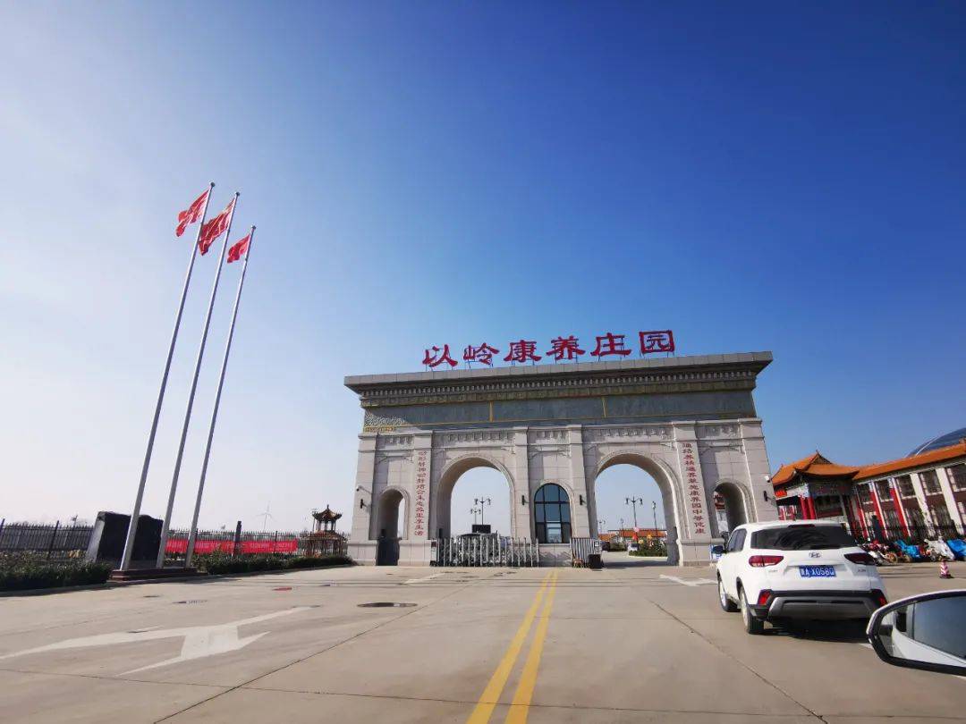 冬日里的吴梧茂村人气不减,最热闹的地方当属村东的以岭康养庄园.