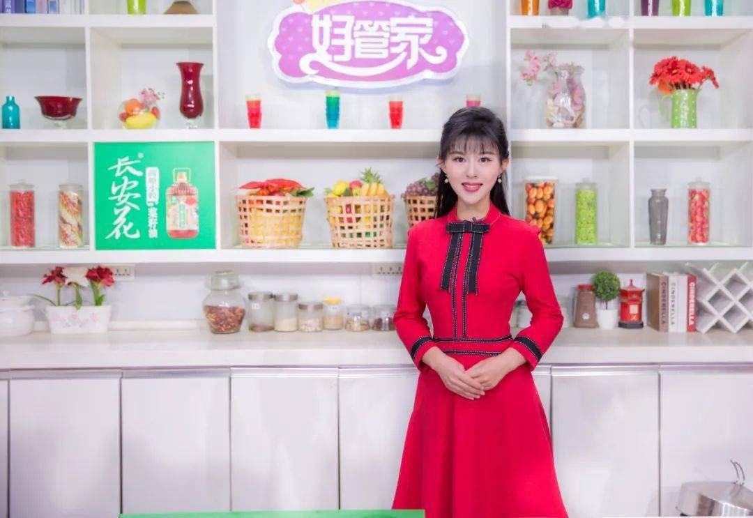 小珂日常工作照回想此次作为跨界主持人代表参与《黄金100秒》录制