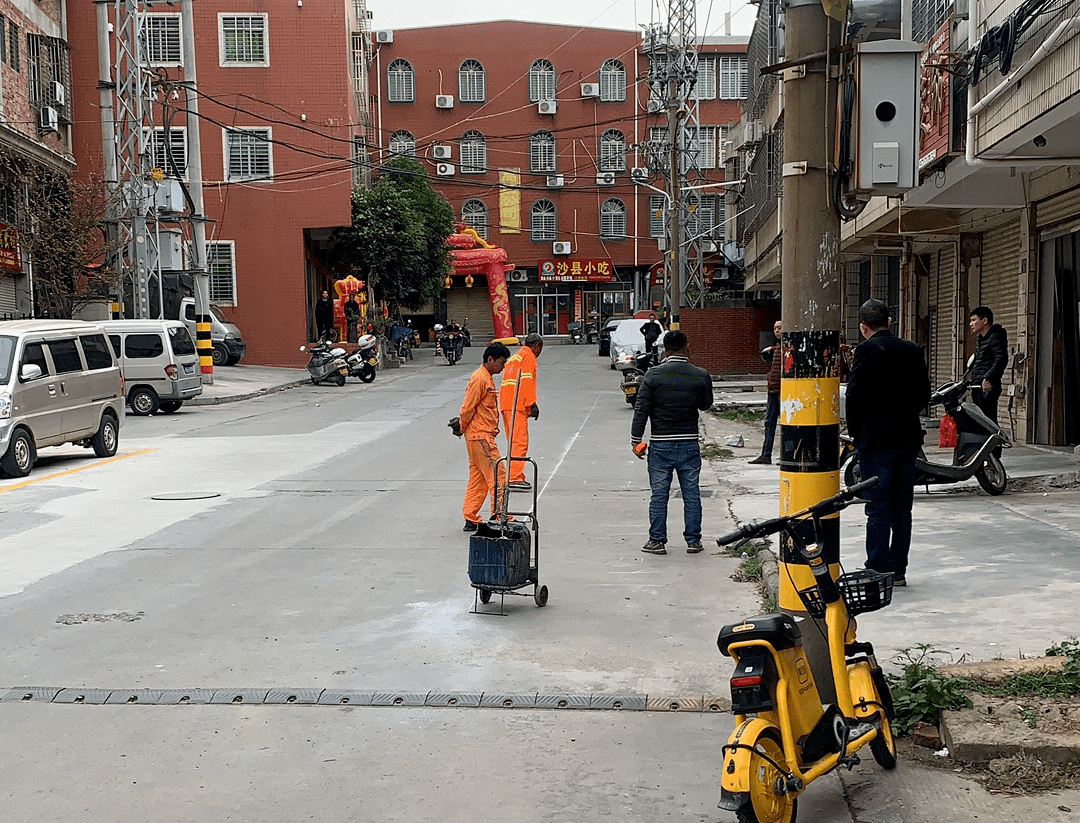 高霞社区路面施工青新社区路面施工12月16-17日,执法部门持续加大执法