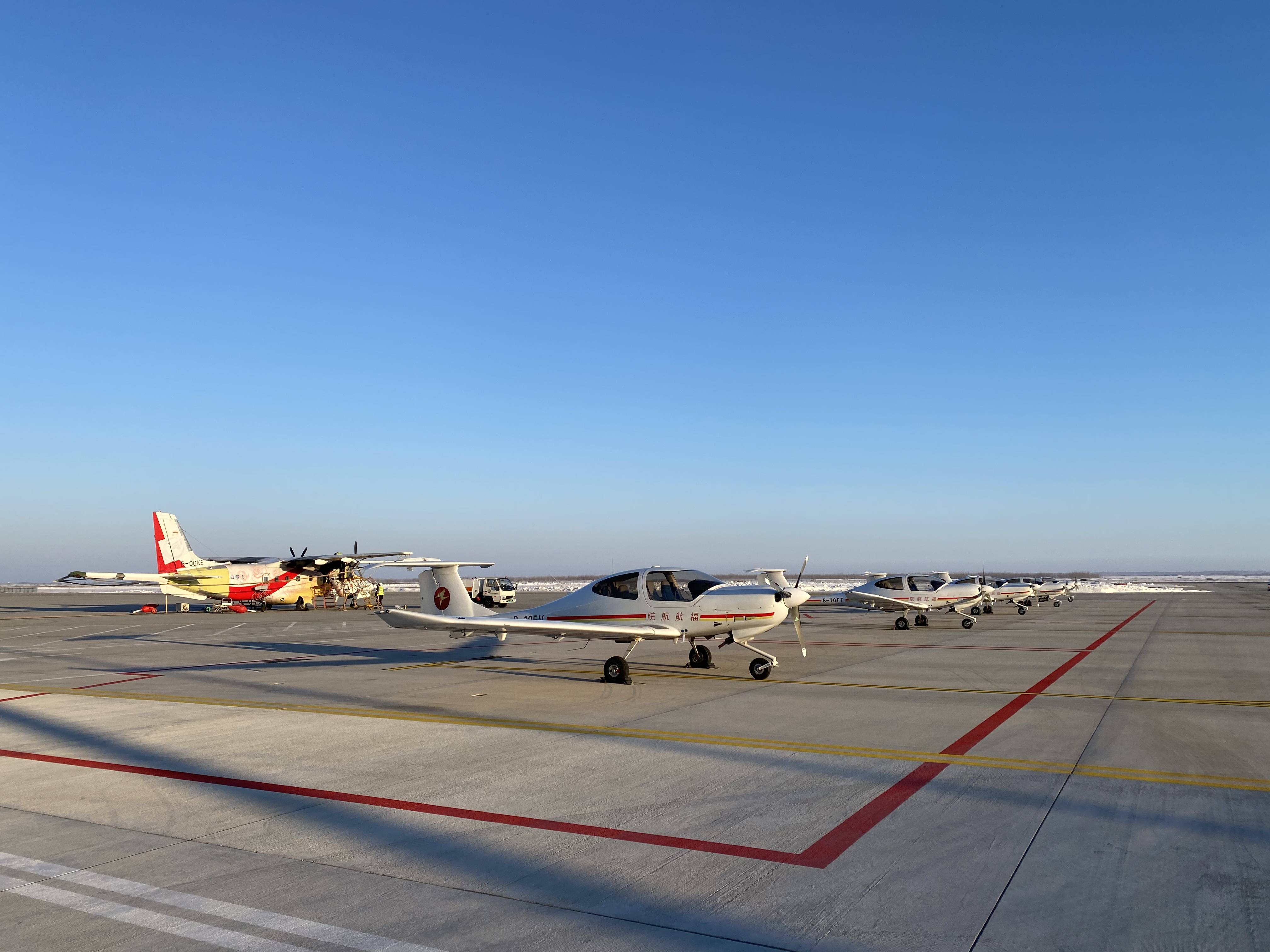 吉林省首架钻石40ng飞机在松原机场完成组装并投入使用