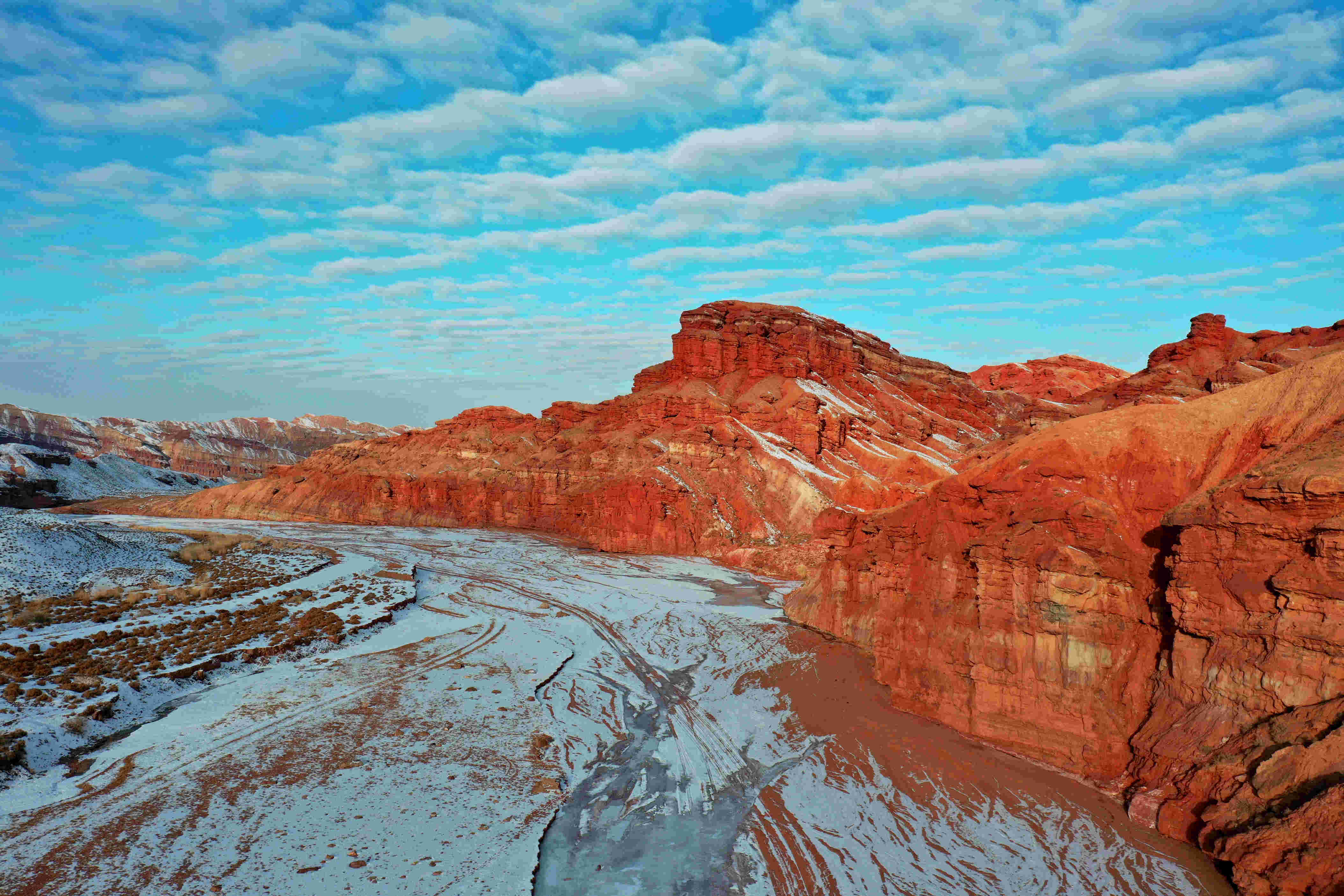 张掖甘州峡谷雪映别样美