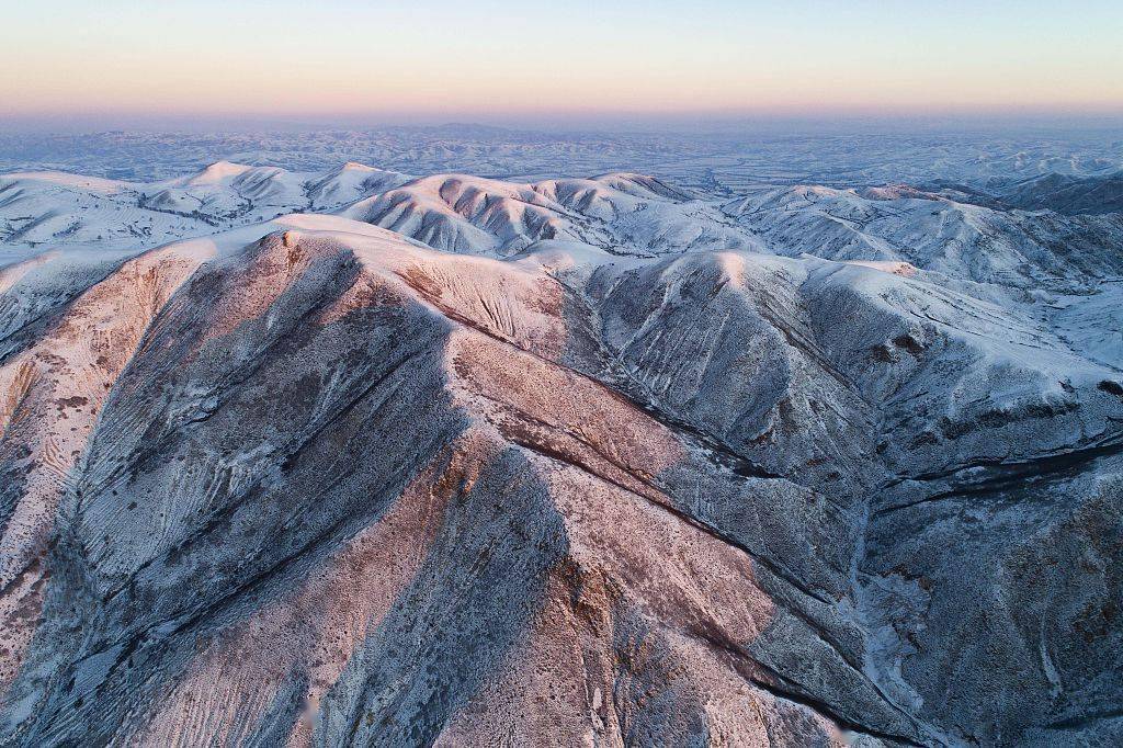 内蒙古乌兰察布航拍冬日蛮汉山雪后披银装