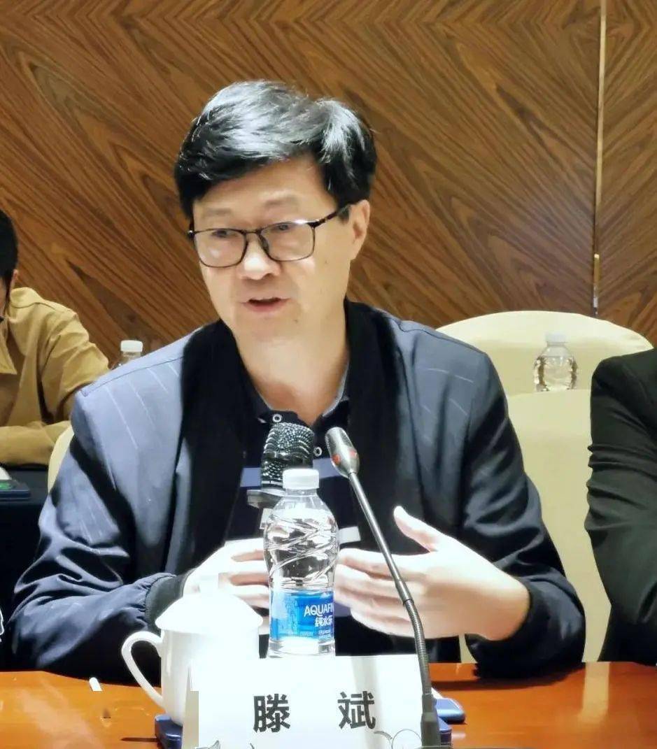 滕斌书记交流工作国际商学院联谊会会长郑灿榛提到深圳和珠海分别毗邻