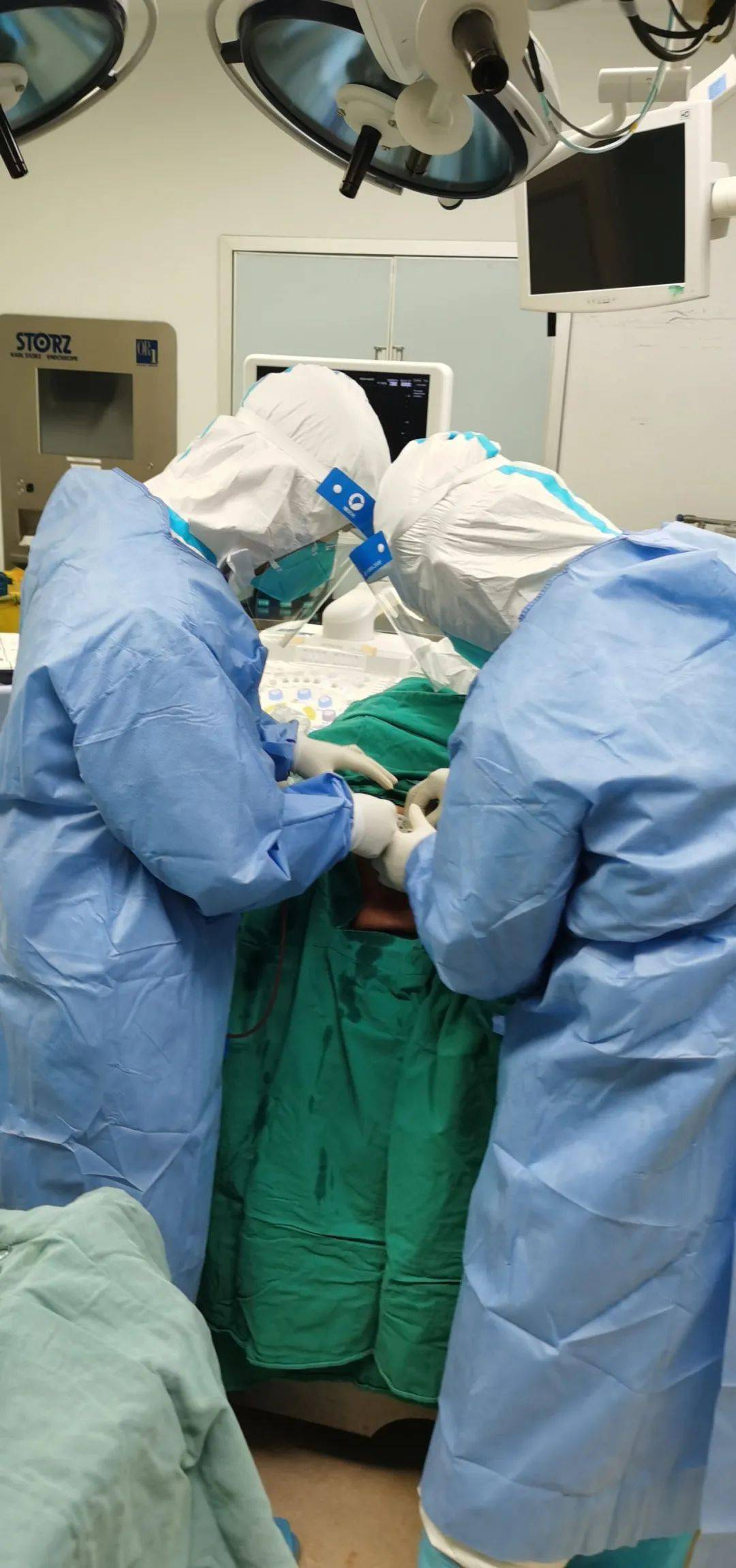 " 妈妈:"是啊,这是伟大的叶欣阿姨,她是勇敢救人的天使哦.