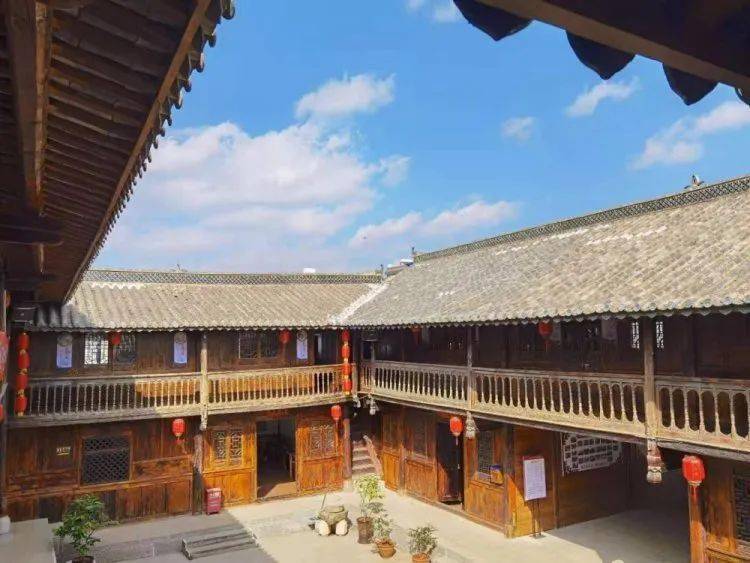 坐落其间,田家大院,有个亮