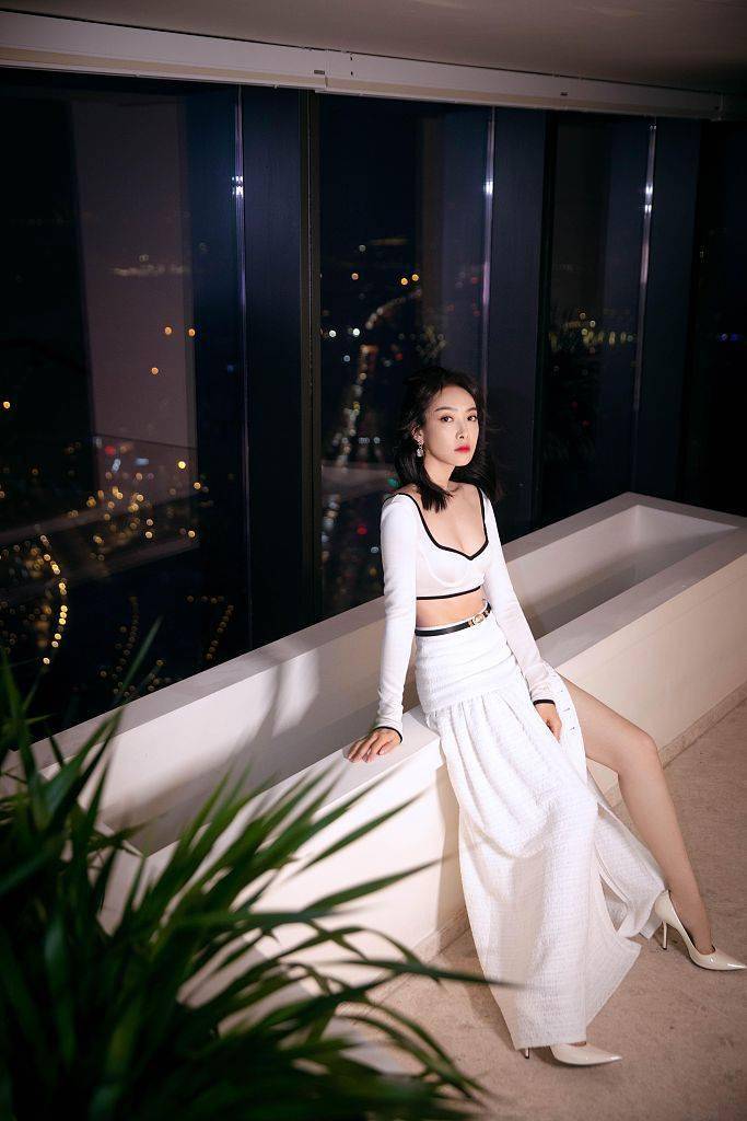 宋茜黑白两套look写真热辣性感 马甲线 大长腿好身材绝了