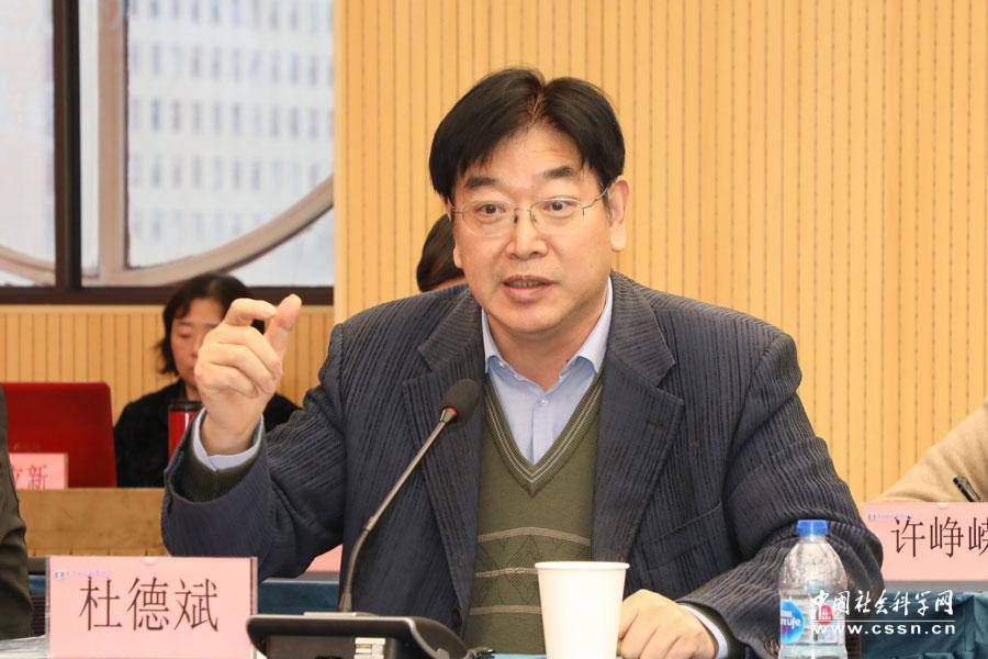 发言 本网记者 查建国/摄上海市世界经济学会会长张幼文作主题发言 本