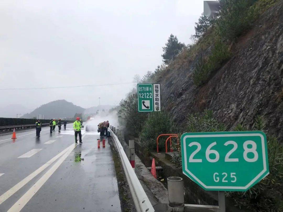 烧得只剩车架云和石塘高速上一小车自燃