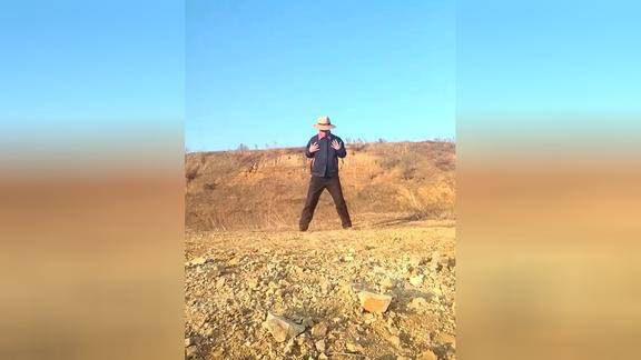 农村得霹雳舞大叔一个让人敬佩的灵魂舞者