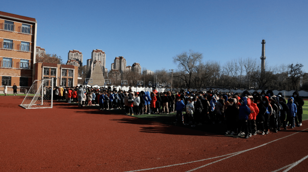 树立安全意识提升自救能力桃花园小学开展安全疏散演练