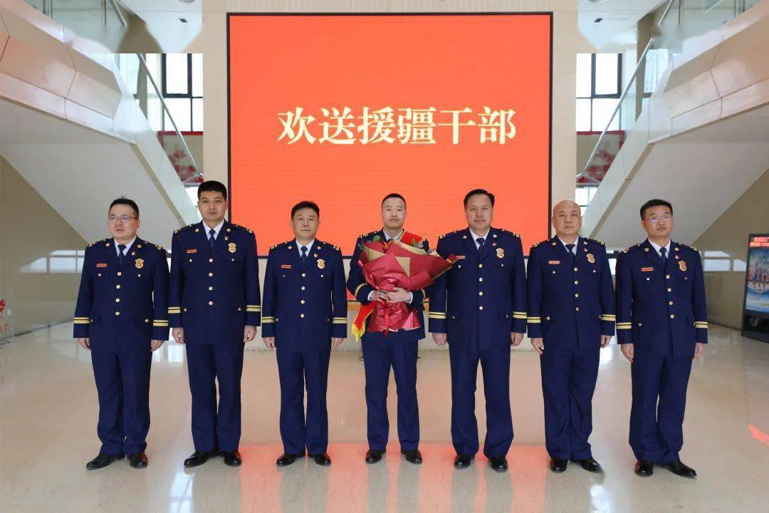赵洪光政委代表支队党委向苗小铁同志致以亲切的问候和崇高的敬意,对