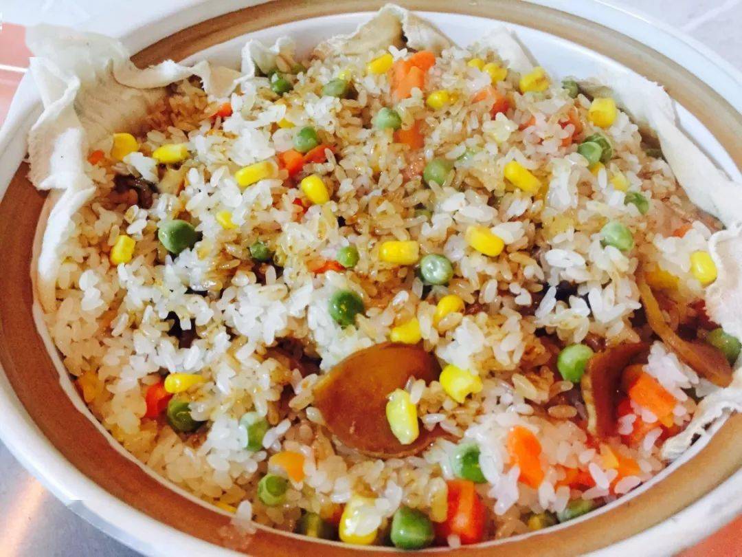 广式糯米饭必定要有腊肉,腊肠等经典配料,这两样配料也是整锅糯米饭的