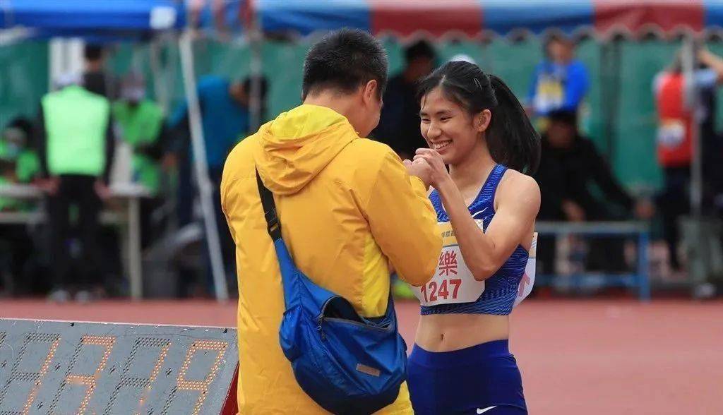 高二女生100米跨栏1319秒戴助听器参赛