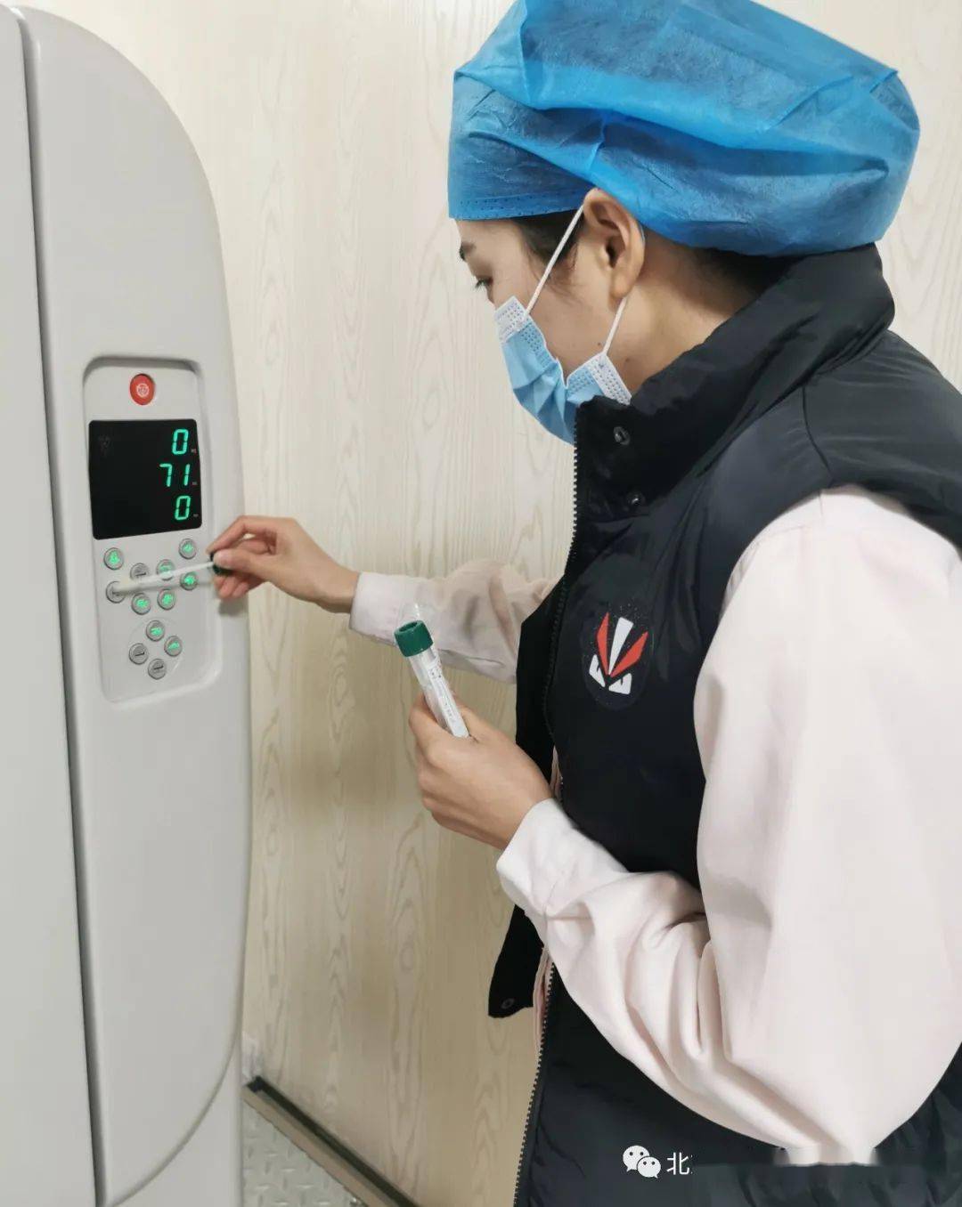 此次检查内容包括各科室物表及空气消毒效果监测,医疗废物处置情况