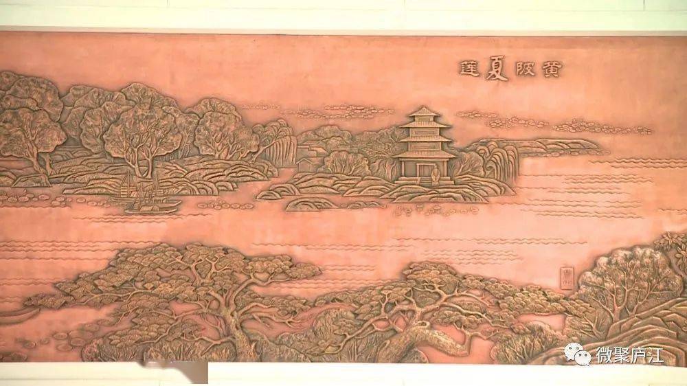 候车大厅浮雕以"庐江八景"为主题,集中体现古庐江八景的神奇,古朴和