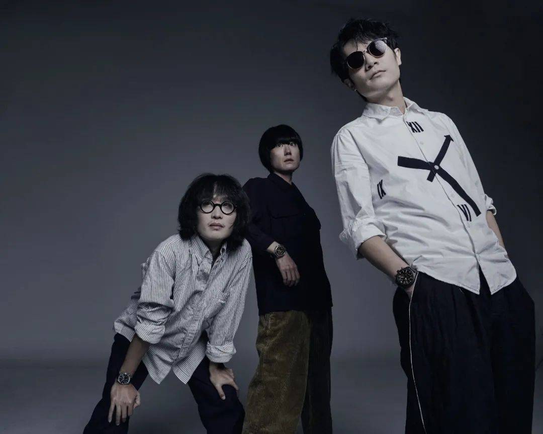 噪声中寻找自我carsick cars鼓手李青佩戴iwc万国表喷火战机飞行员