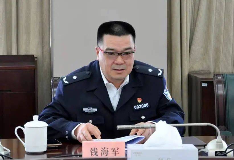 1992年参加公安工作以来,钱海军始终战斗在刑侦一线,用生命与热血守护