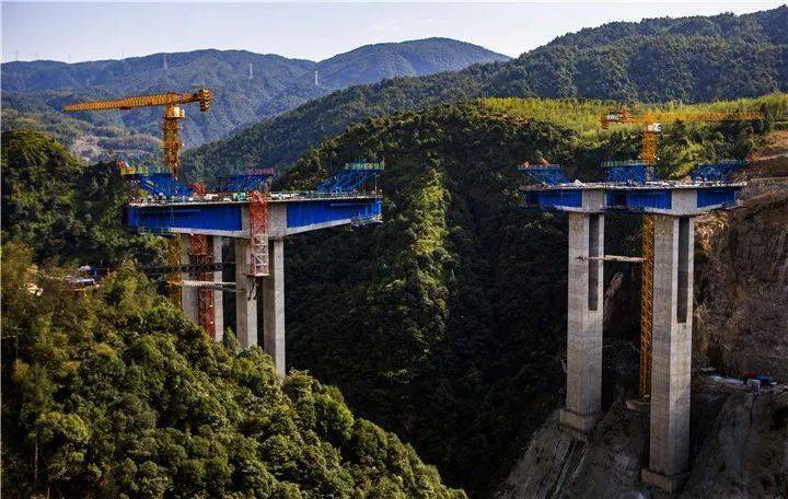 其中,瑞苍高速起于瑞安市高楼镇,终于苍南县钱库镇,途经我市瑞安,平阳