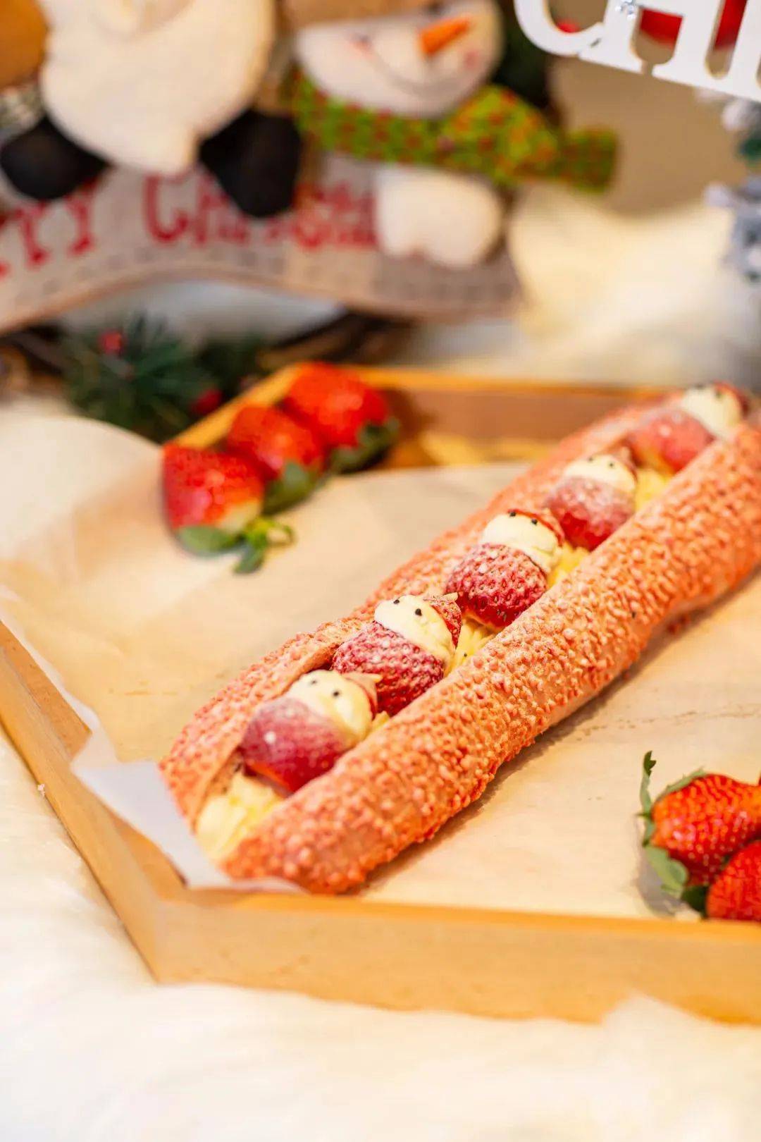 奈雪圣诞草莓季群力王府井新店来袭买茶就送软欧包
