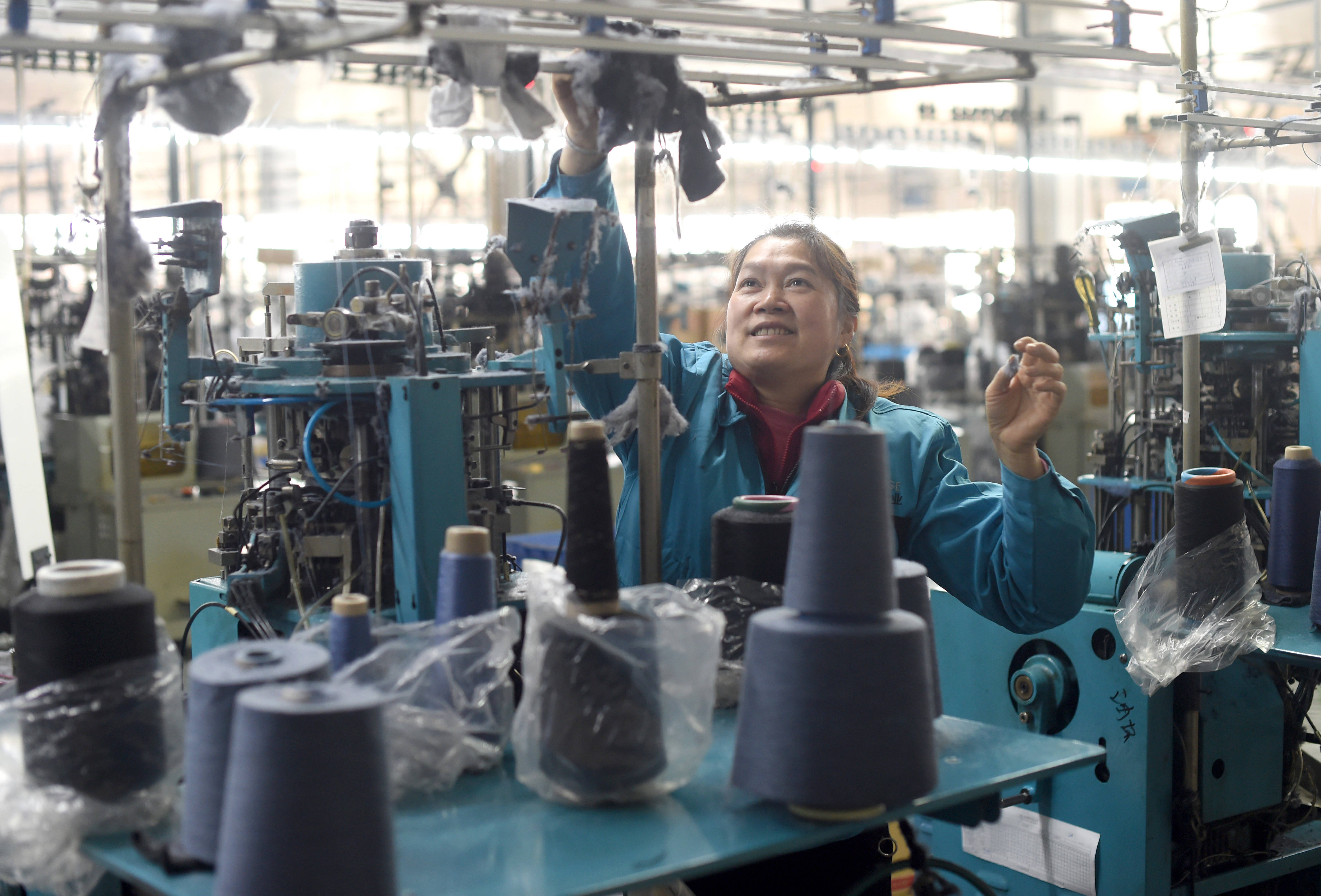 浙江诸暨:纺织外贸企业赶订单